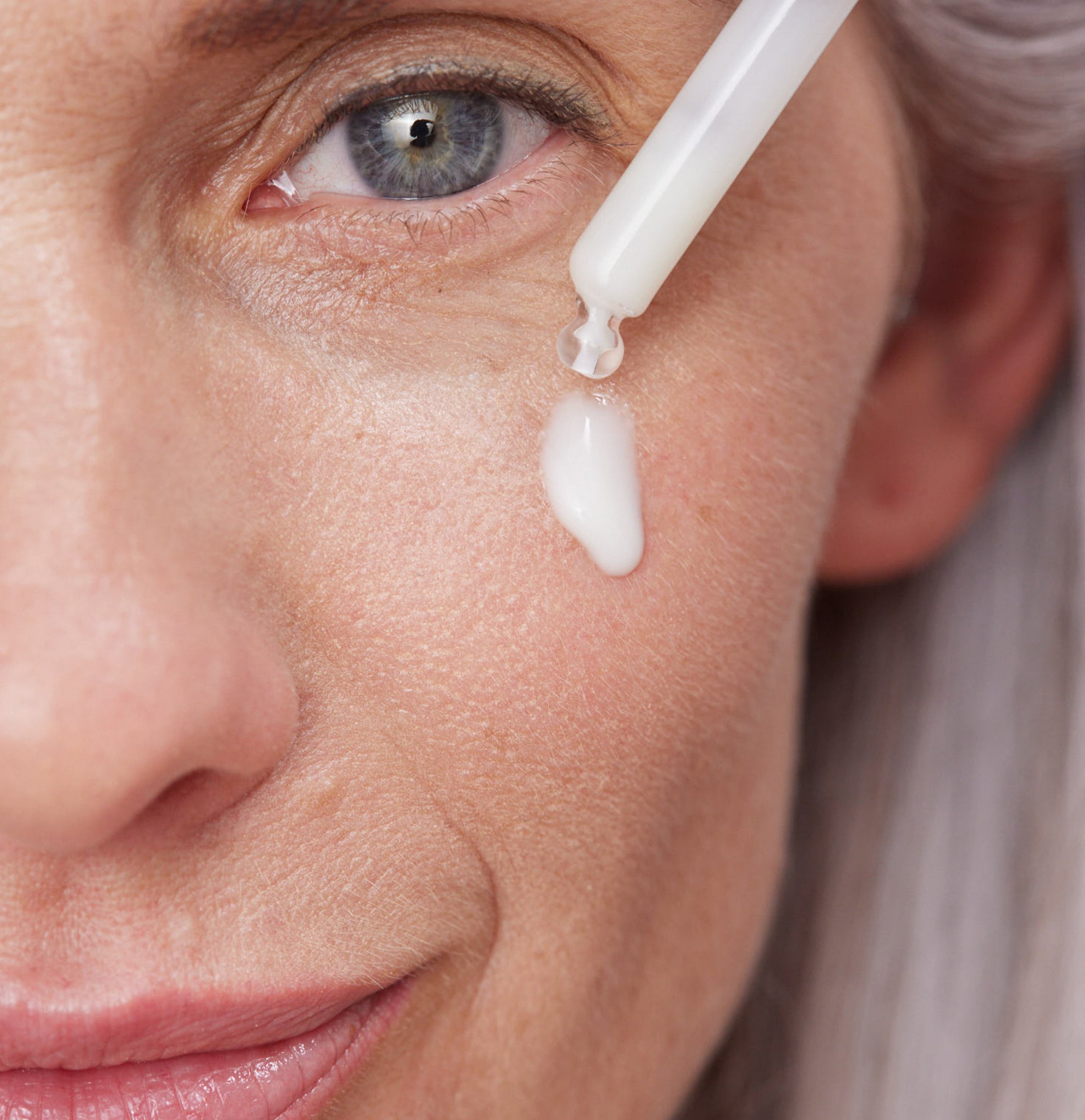 Verjüngendes Serum mit Dreifachwirkung